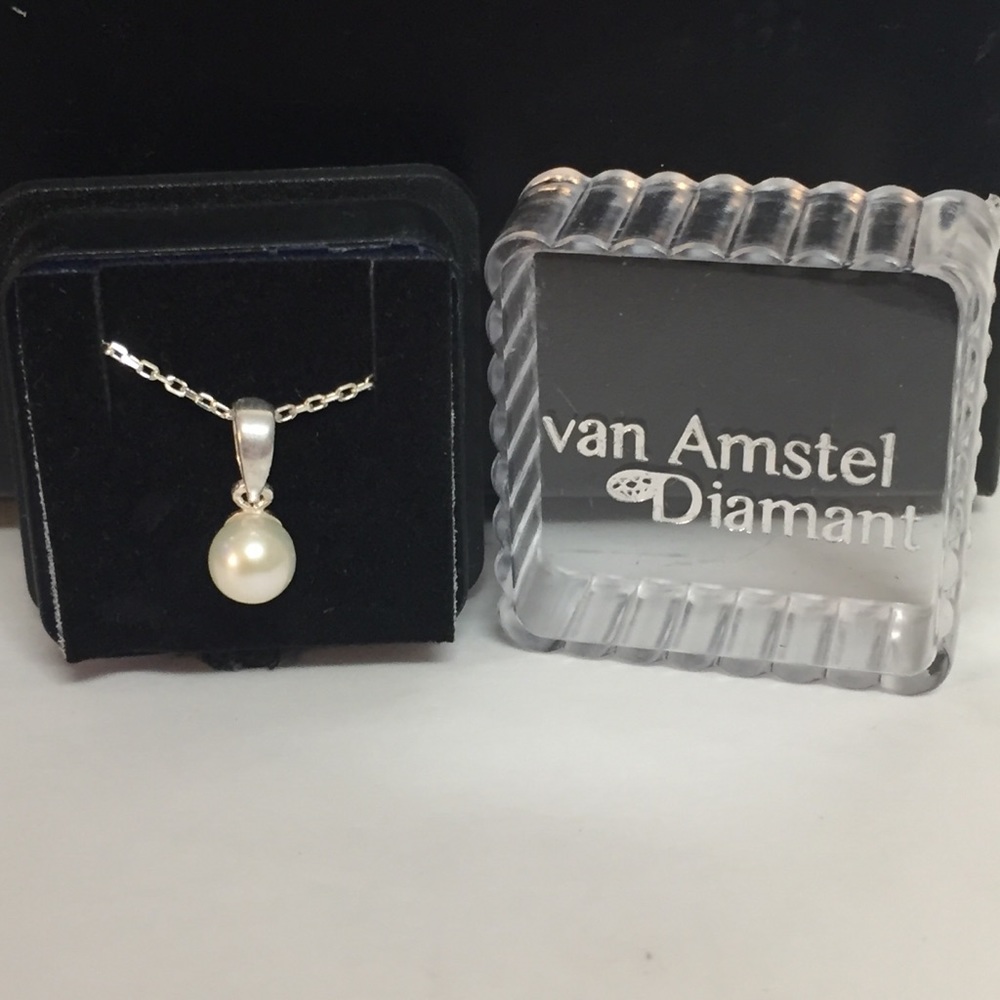 LAST PRICE ⬇️ BNIB Diamant Sim Pearl Pendant